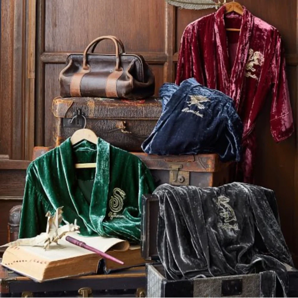 🏰Harry Potter🏰 x Pottery Barn HUFFLEPUFF Teen Velvet Robe - Picture 5 of 16